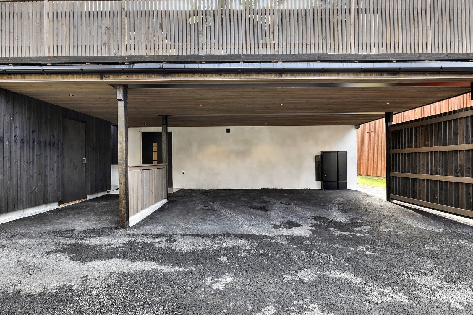 Det er flere parkeringsplasser i den romslige carporten. Direkte tilgang på en stor sportsbod til venstre. Galleribilde