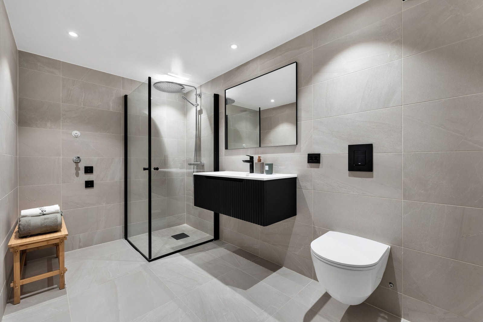 Romslig, flislagt bad med varmekabler i gulvet og opplegg for vaskemaskin. Galleribilde