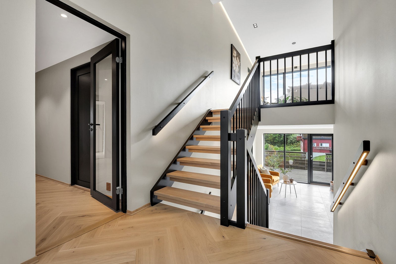 Trappeløp med integrerte lys i gelender. Galleribilde