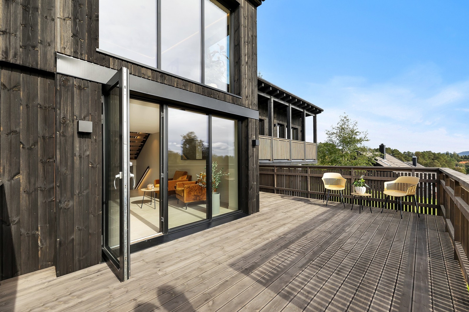 Fra peisestuen er det utgang til en stor og sørvendt terrasse med gode solforhold. Galleribilde