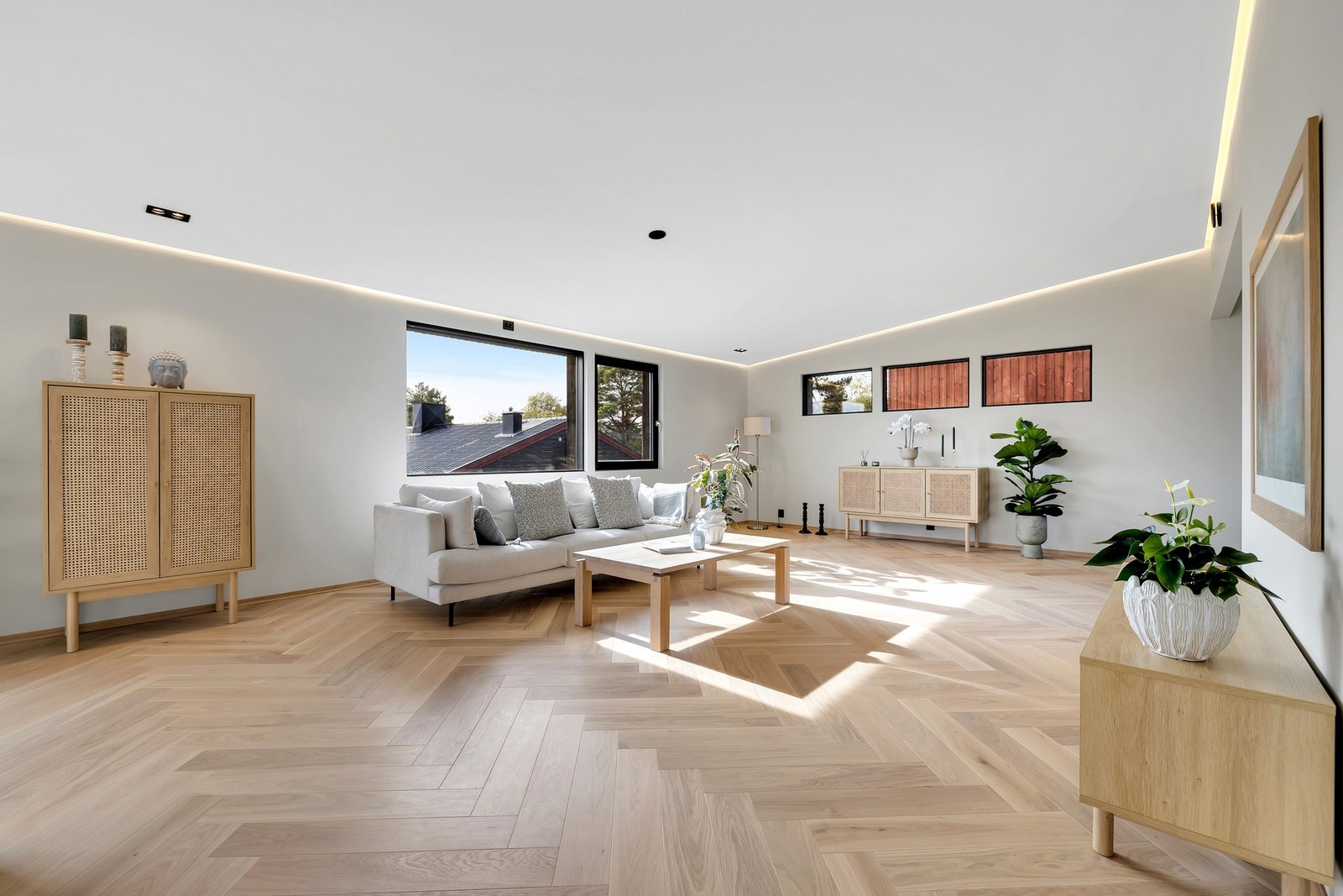 Hele boligen har gjennomførte, sorte detaljer på vinduer, dører, karmer, spotter, stikkontakter og dørhåndtak. Galleribilde