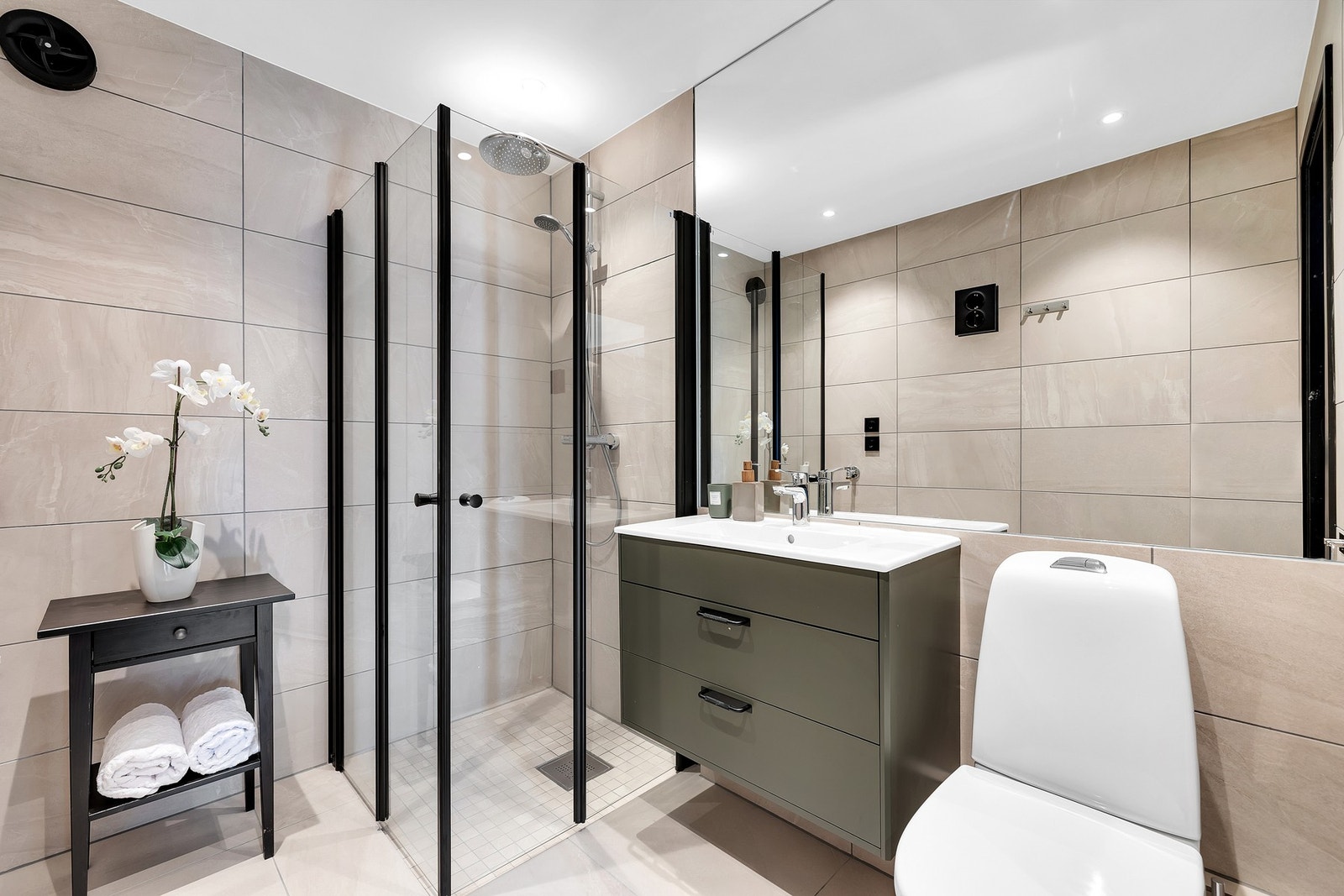 Delikat bad med flislagt gulv og varmekabler. Badet har opplegg for vaskemaskin. Galleribilde