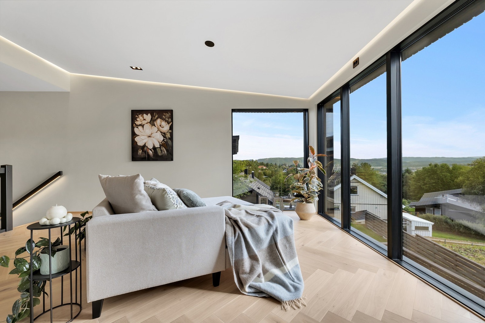 Store vindusflater gir fantastisk utsikt og slipper inn rikelig med dagslys. Galleribilde