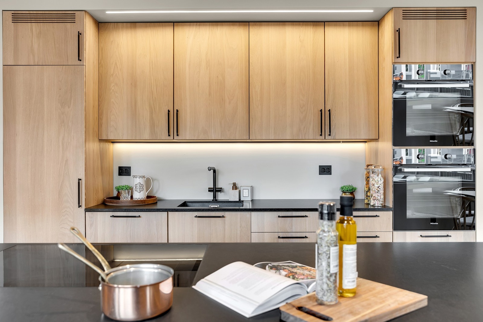 Godt belyste og romslige arbeidsflater. Galleribilde