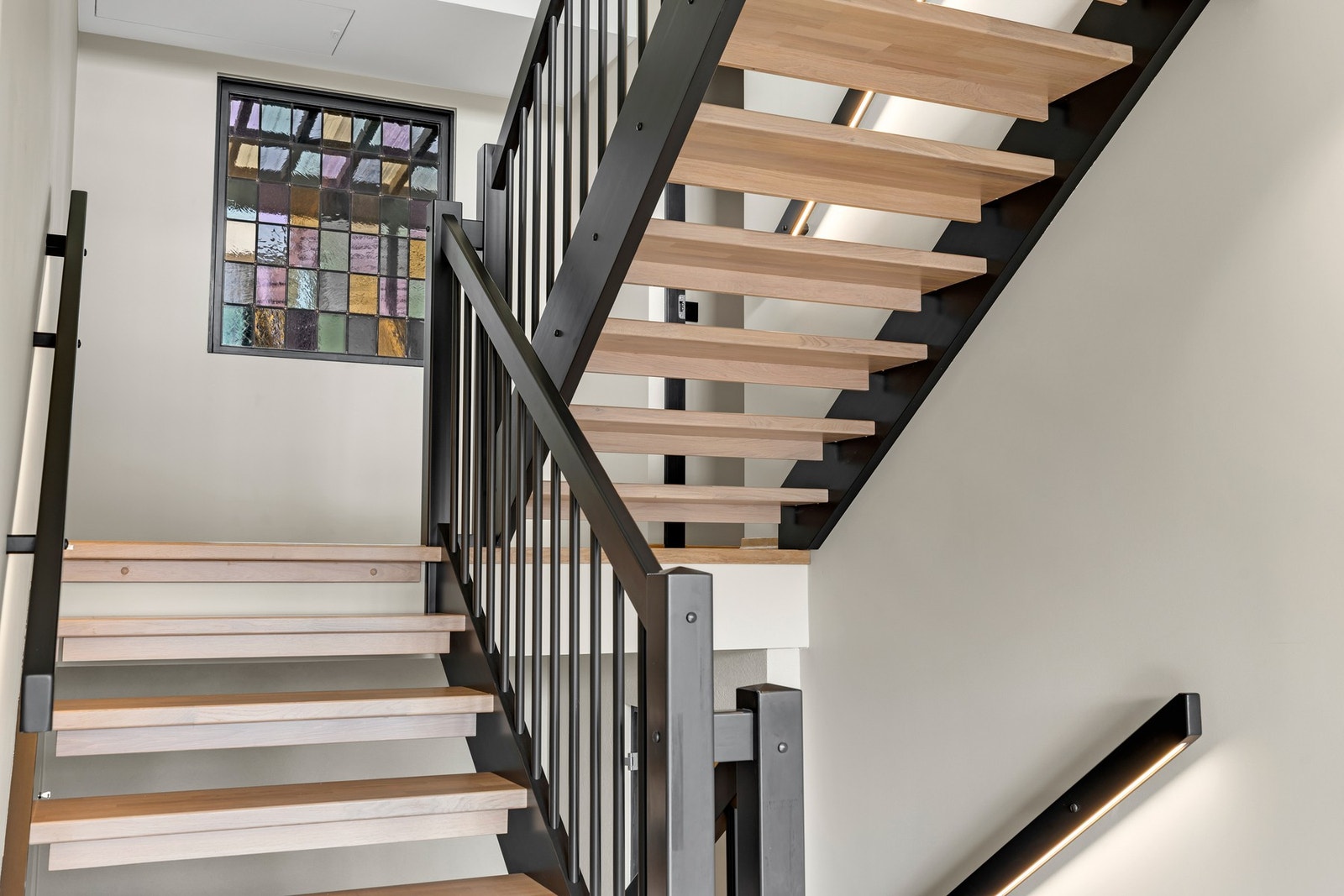 Trappeløp med integrerte lys i gelender. Galleribilde