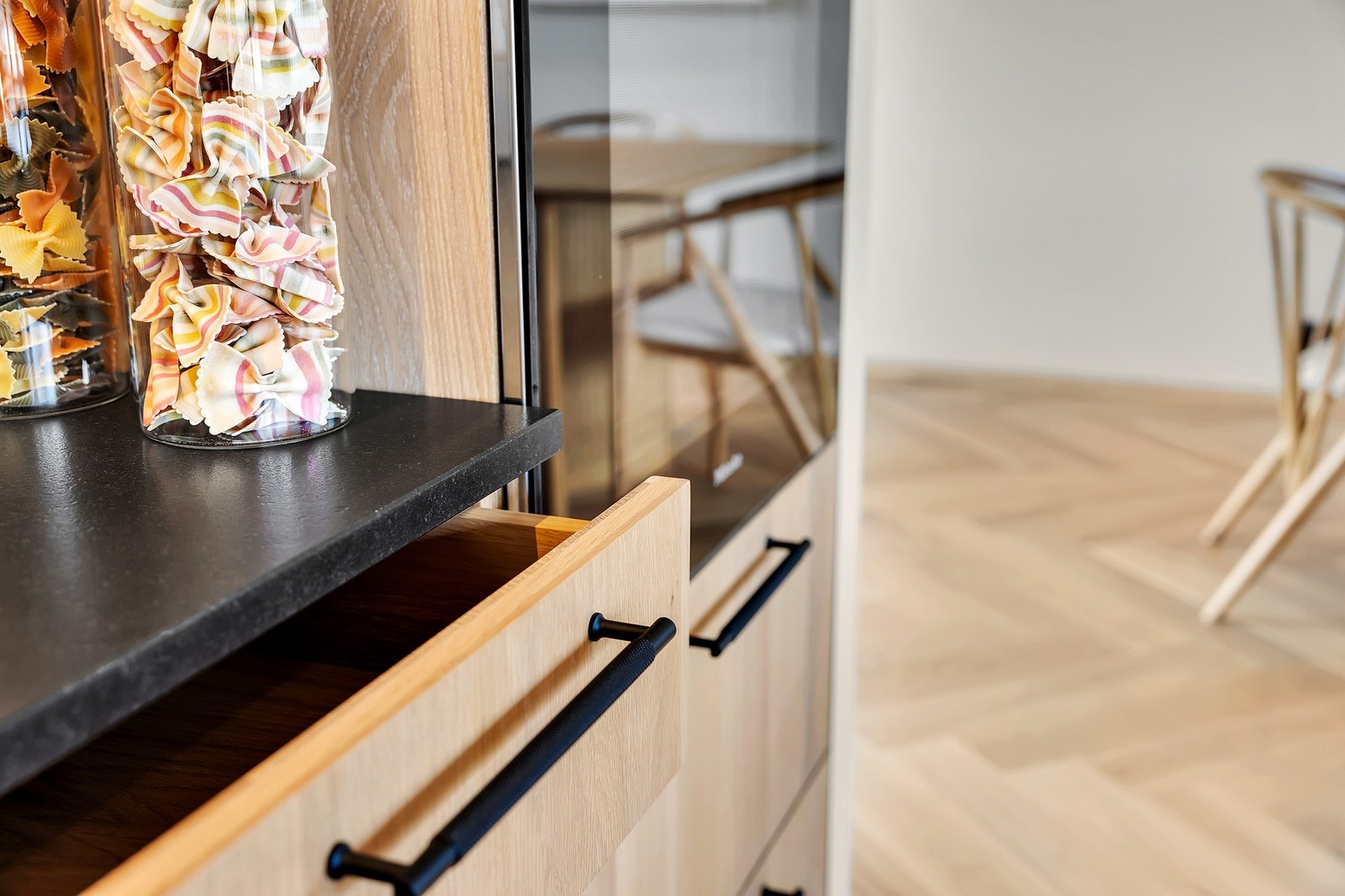 Lekre og gjennomtenkte detaljer. Hele innredningen er bygd gjennomført i massiv eik av møbelsnekker. Galleribilde