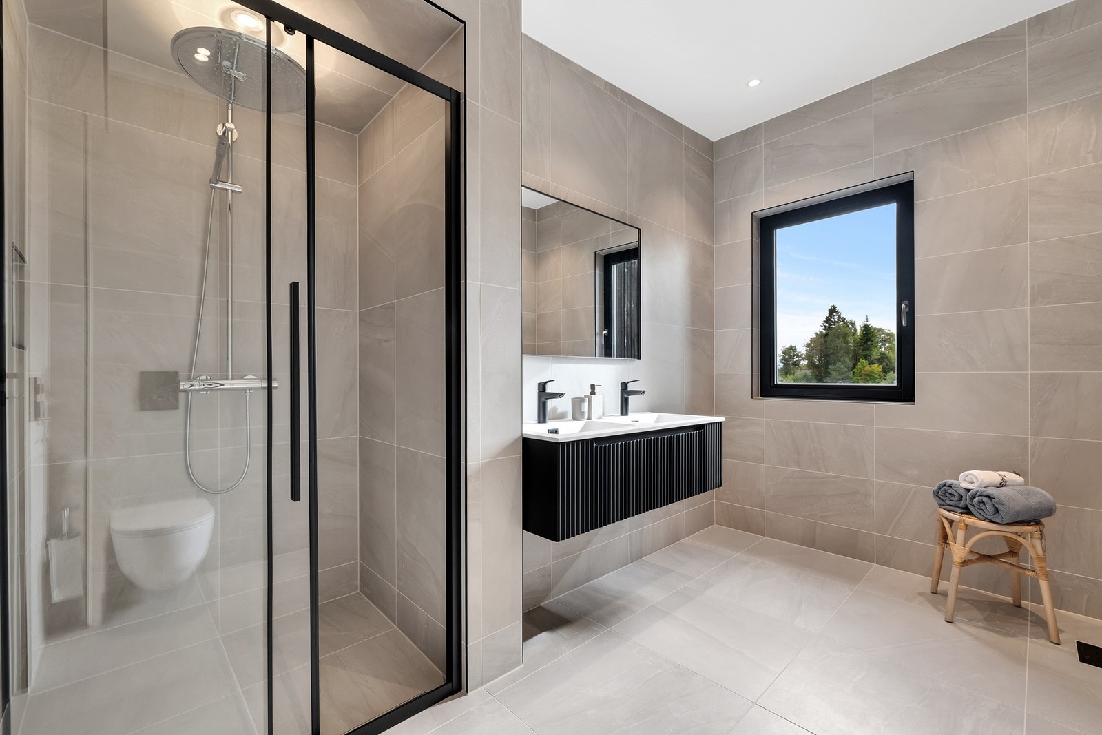 Bad 2 i 2. etasje. Badene er minimalistisk innredet og er enkle å rengjøre og vedlikeholde. Galleribilde