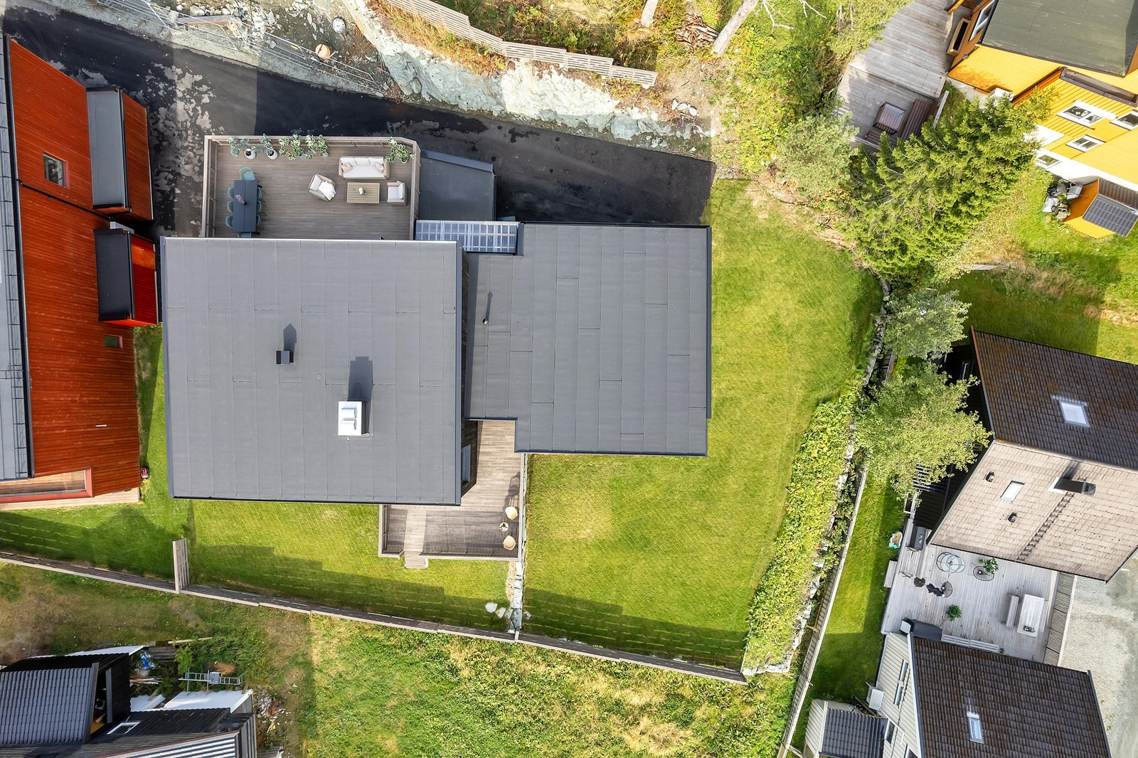 Eiendommen har en meget pent opparbeidet tomt på 1032 kvm. Galleribilde