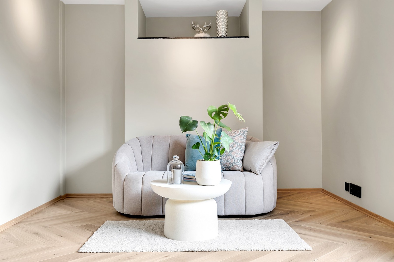 Stue med plass til sofa og tlhørende TV-møblement. Galleribilde