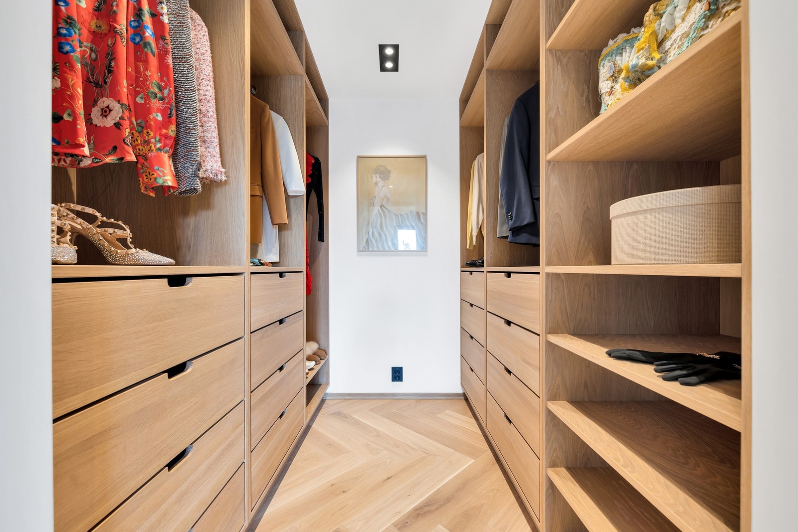 Walk-in garderobe plassbygd av møbelsnekker fyller hver cm veggplass uten bruk av foringer eller lister. Galleribilde