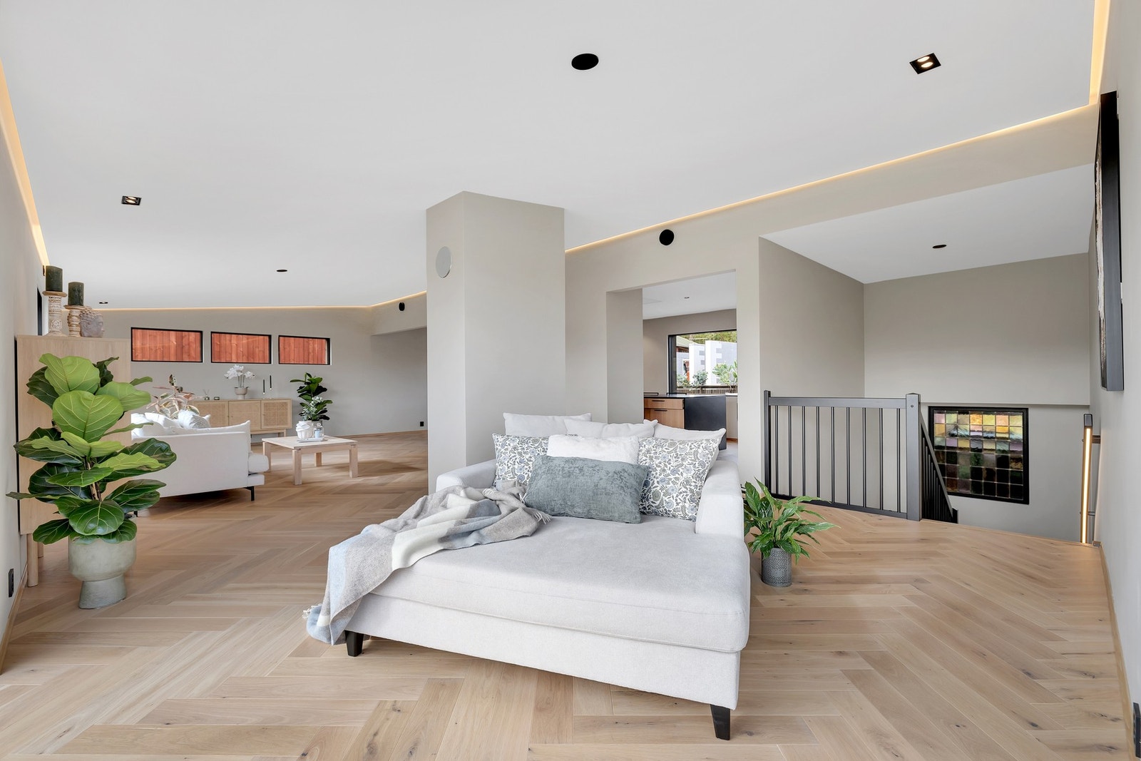 Taket på stuen er bygd med indirekte led belysning i overgangen tak\vegg for god og moderne belysning. Galleribilde