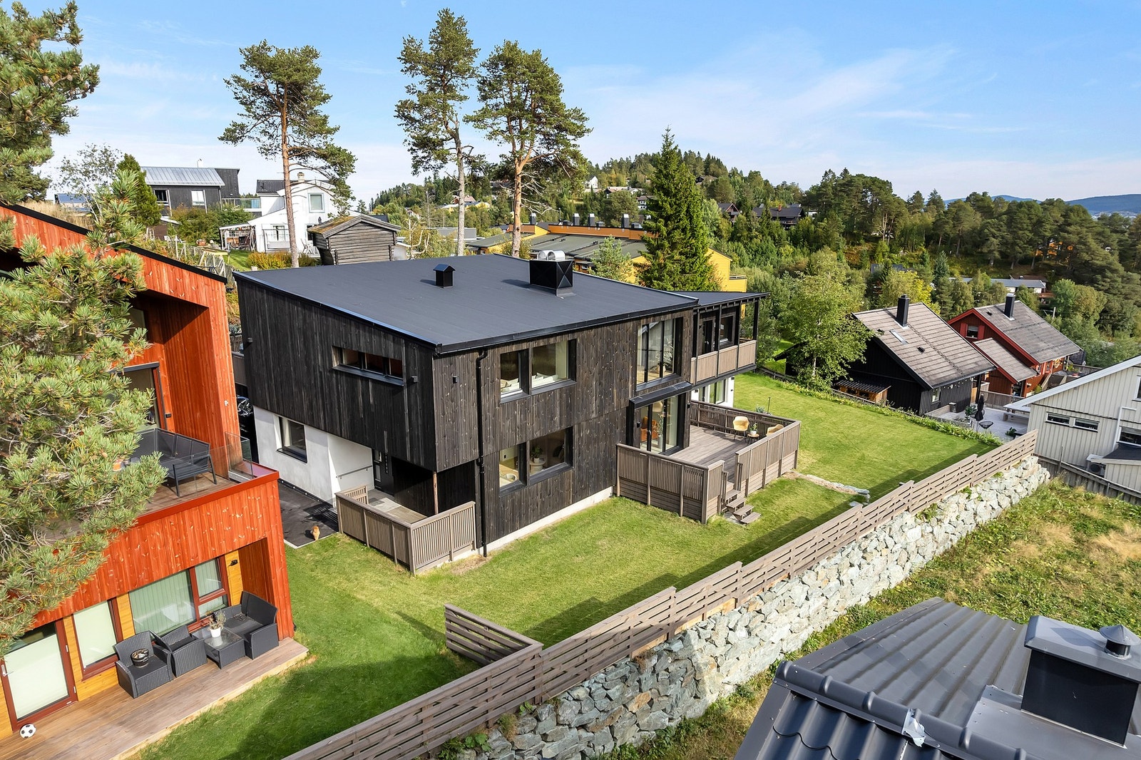 Boligen ligger i et veletablert og familievennlig nabolag på Kyvannet, med kort vei til Bymarka, barnehager, skole og dagligvarebutikker. Galleribilde