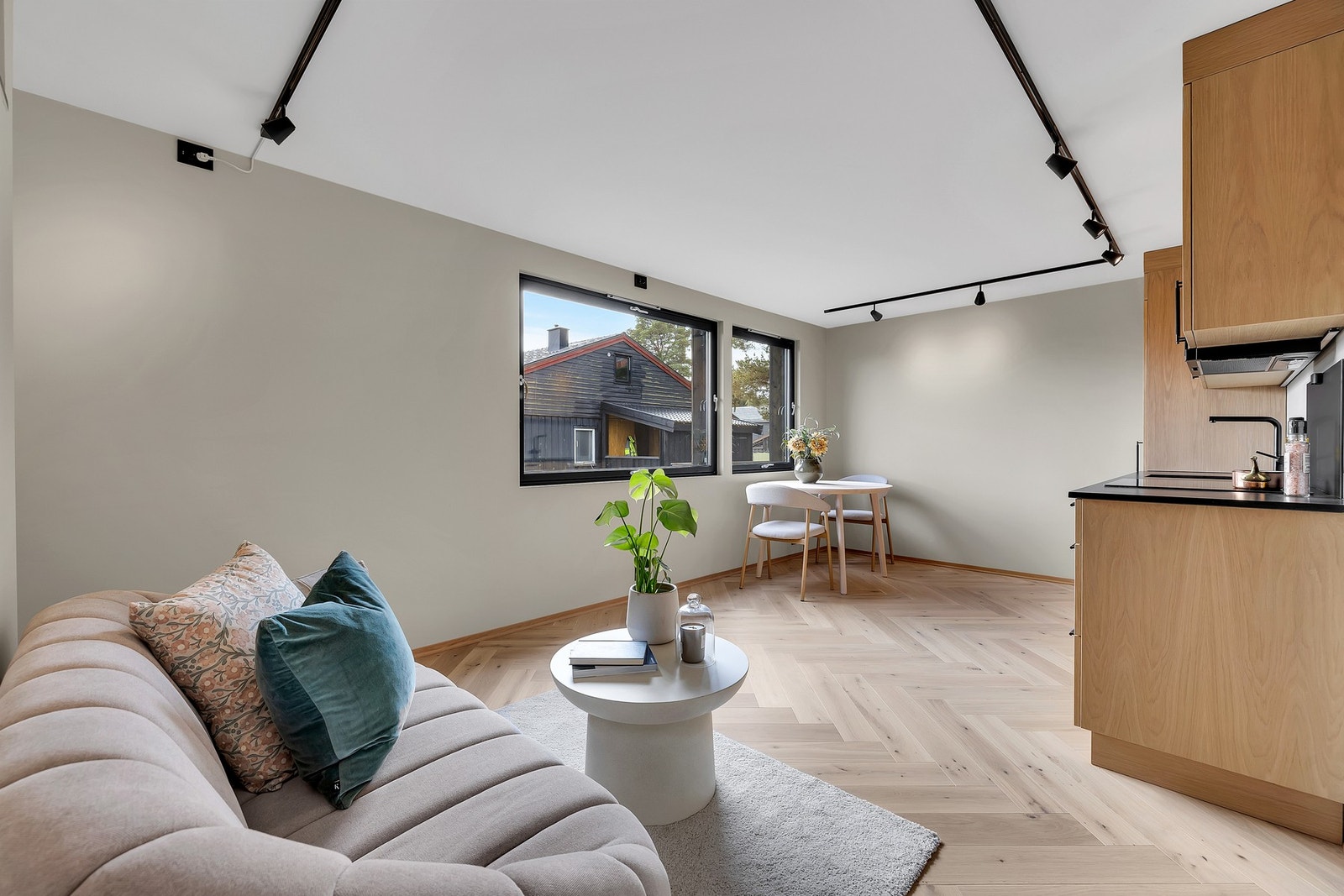 Boligens hybelleilighet er lys og fin med ett soverom i tillegg til sttue/kjøkken, bad og gang. Galleribilde