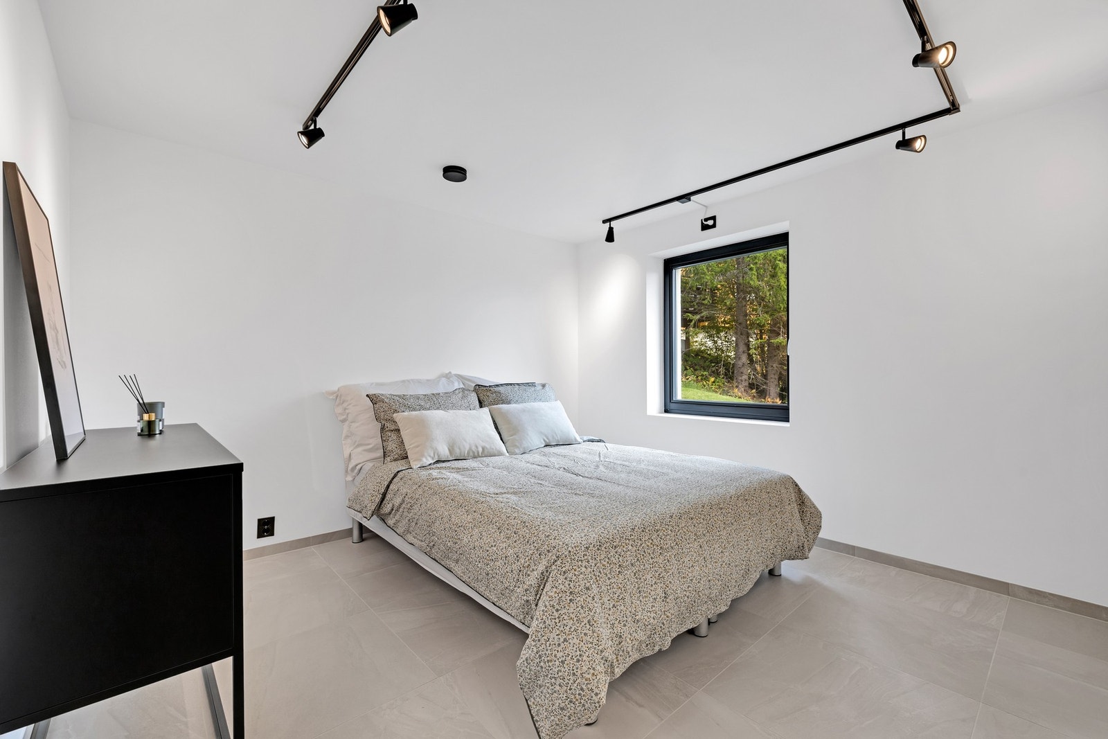 Soverom 1 er 10kvm og har fin utsikt til skjermet hage. Galleribilde