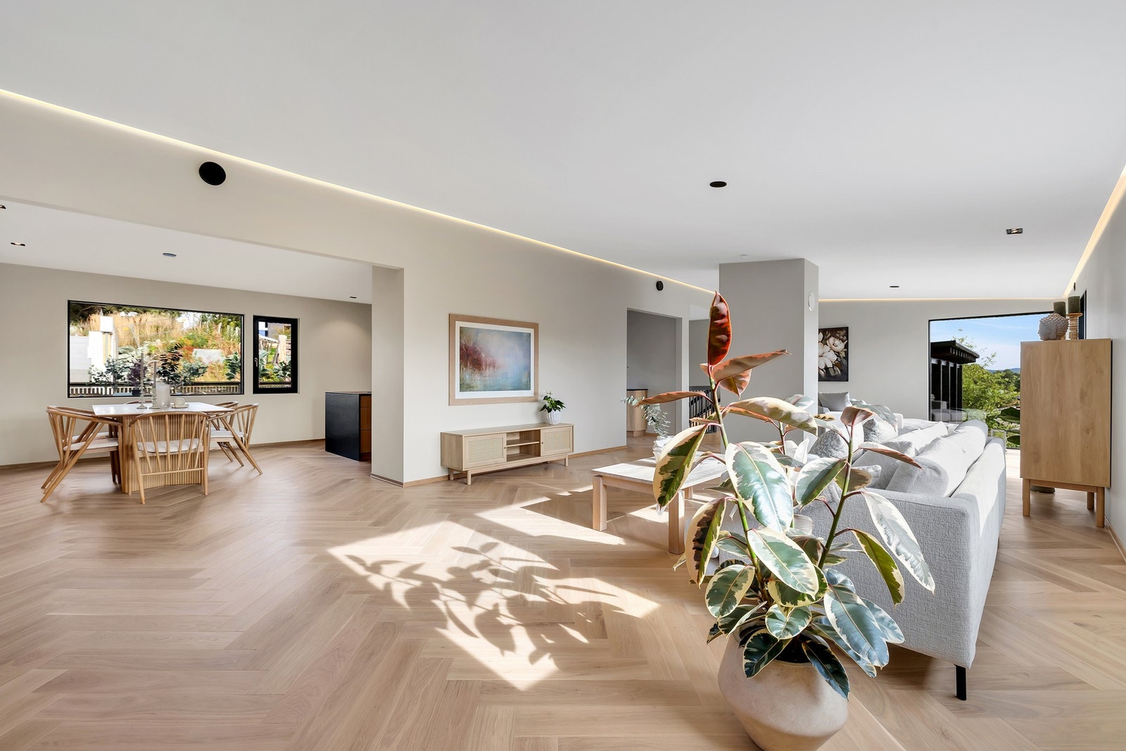 2. etasje har en sosial og åpen planløsning med flere ulike møbleringsmuligheter. Galleribilde