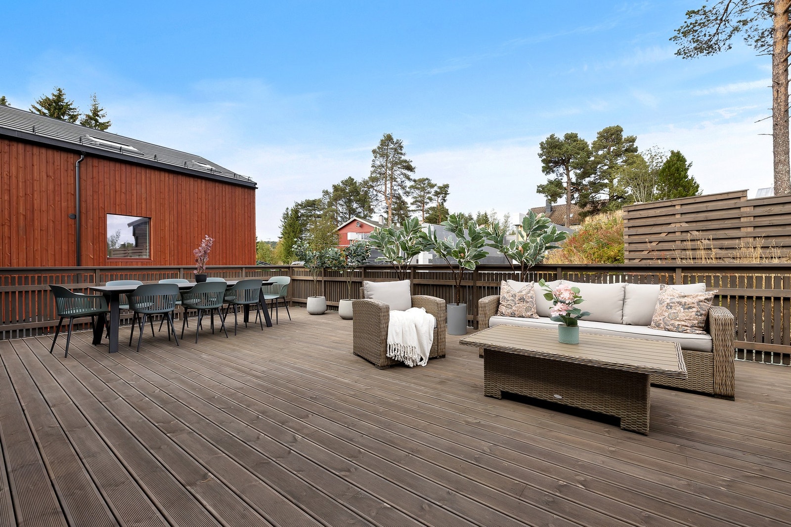 Verandaen er hele 42 kvm med nordvent beliggenhet. Galleribilde