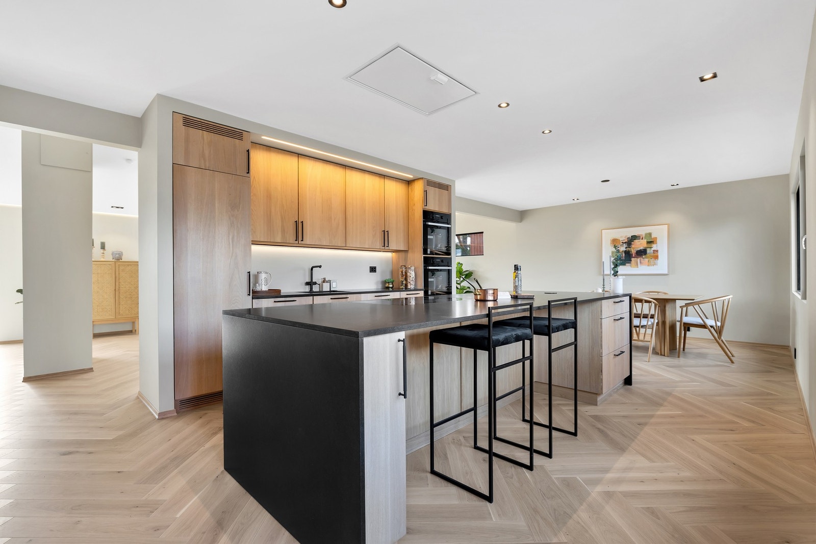 Den store kjøkkenøya har ekstra skap- og benkeplass, og blir i tilegg et sosialt samlingspunkt for hele familien med flere sitteplasser. Galleribilde