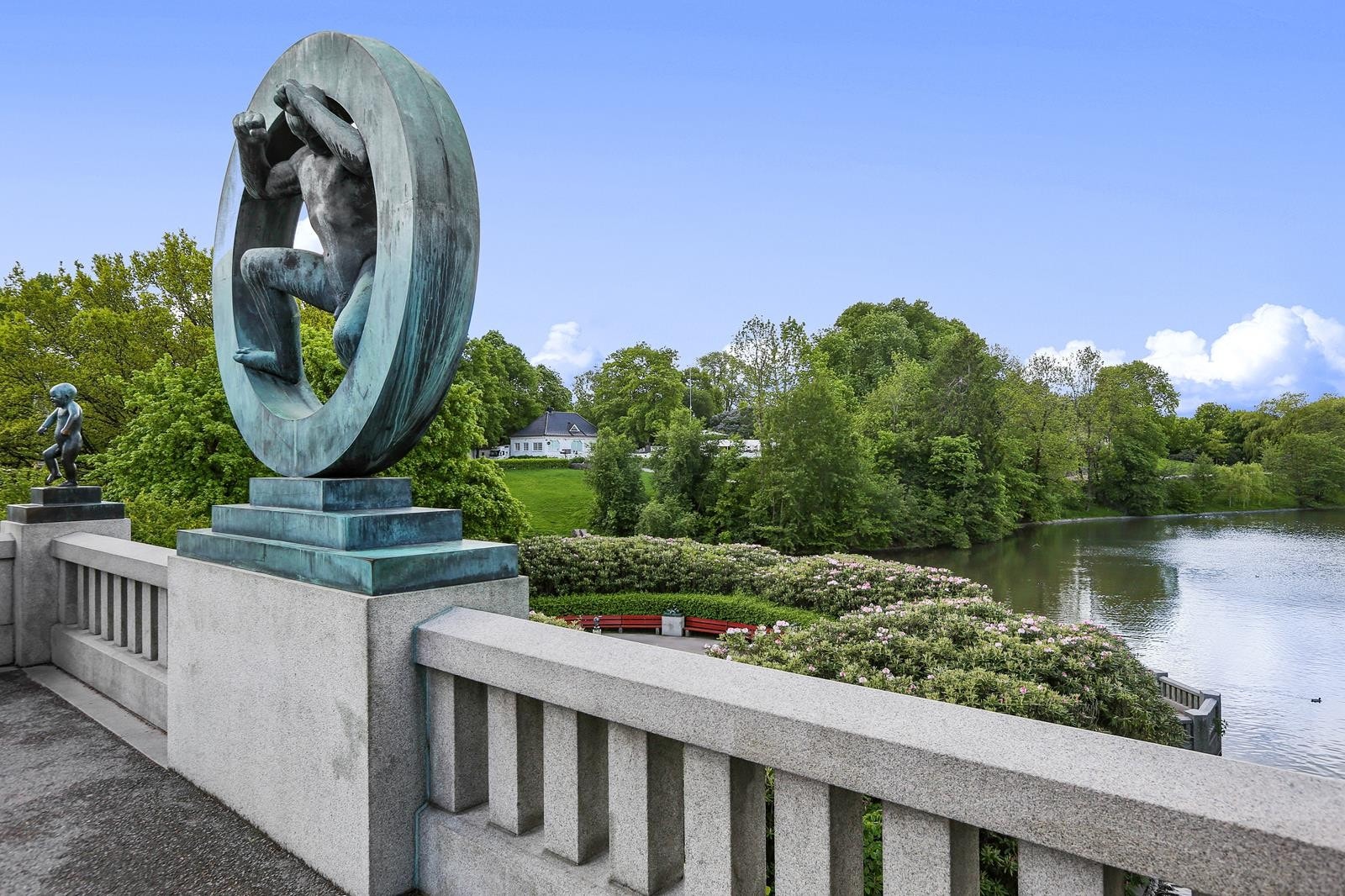 Frognerparken med yrende liv, flott rekreasjon og store grøntarealer Galleribilde