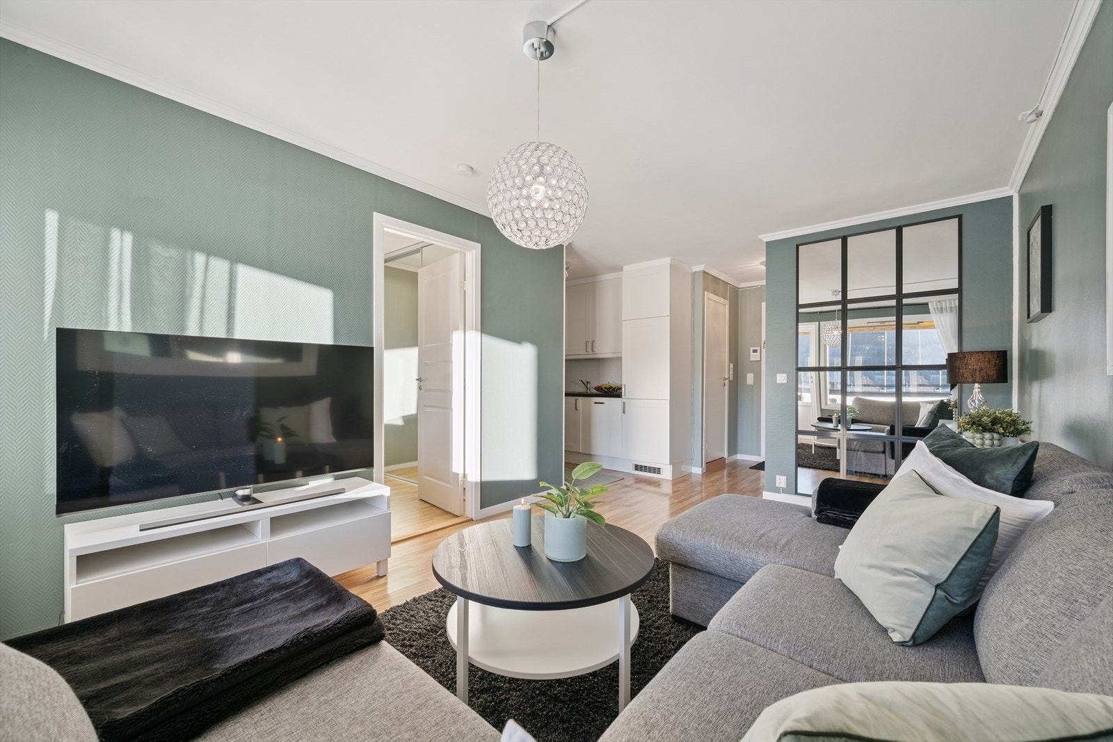 Leiligheten slipper inn mye naturlig lys! Galleribilde