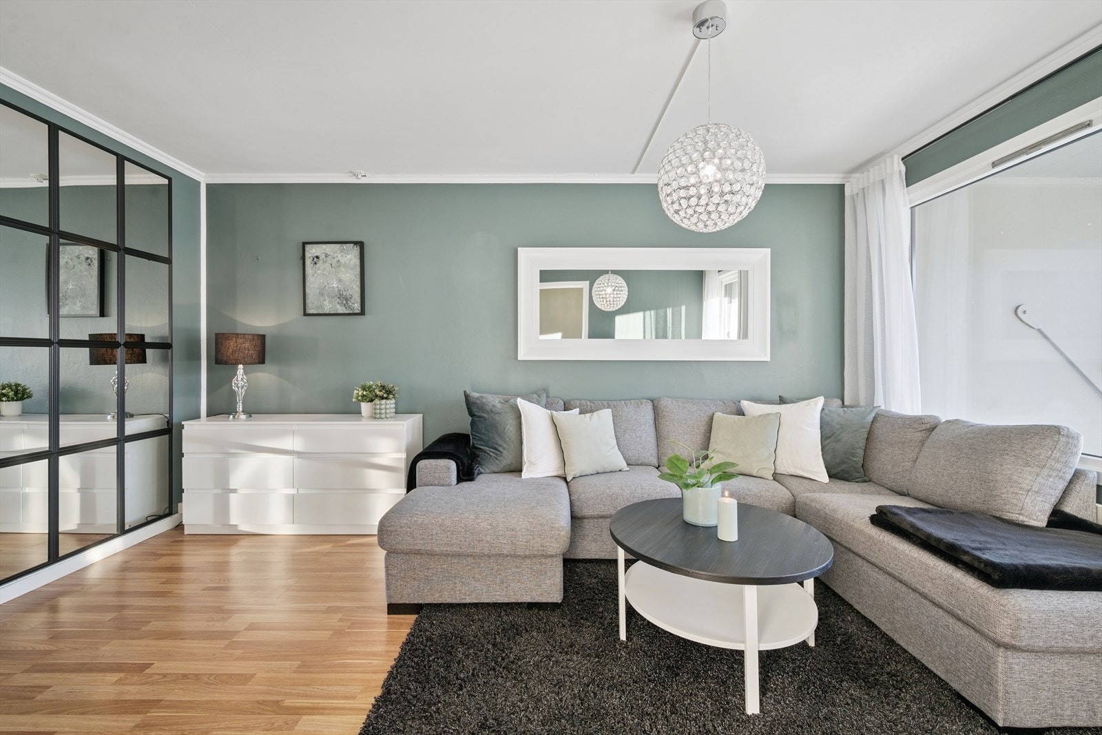 Stue med gode innredningsmuligheter Galleribilde