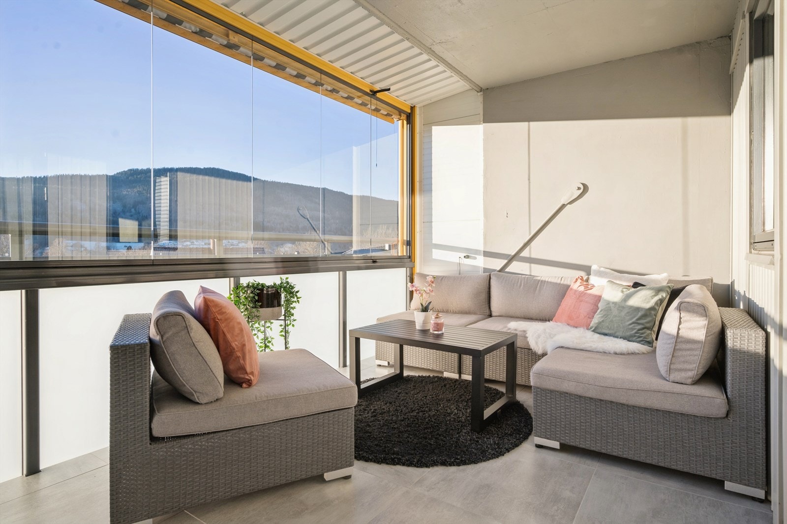 Innglasset balkong med "skyvevinduer" Galleribilde