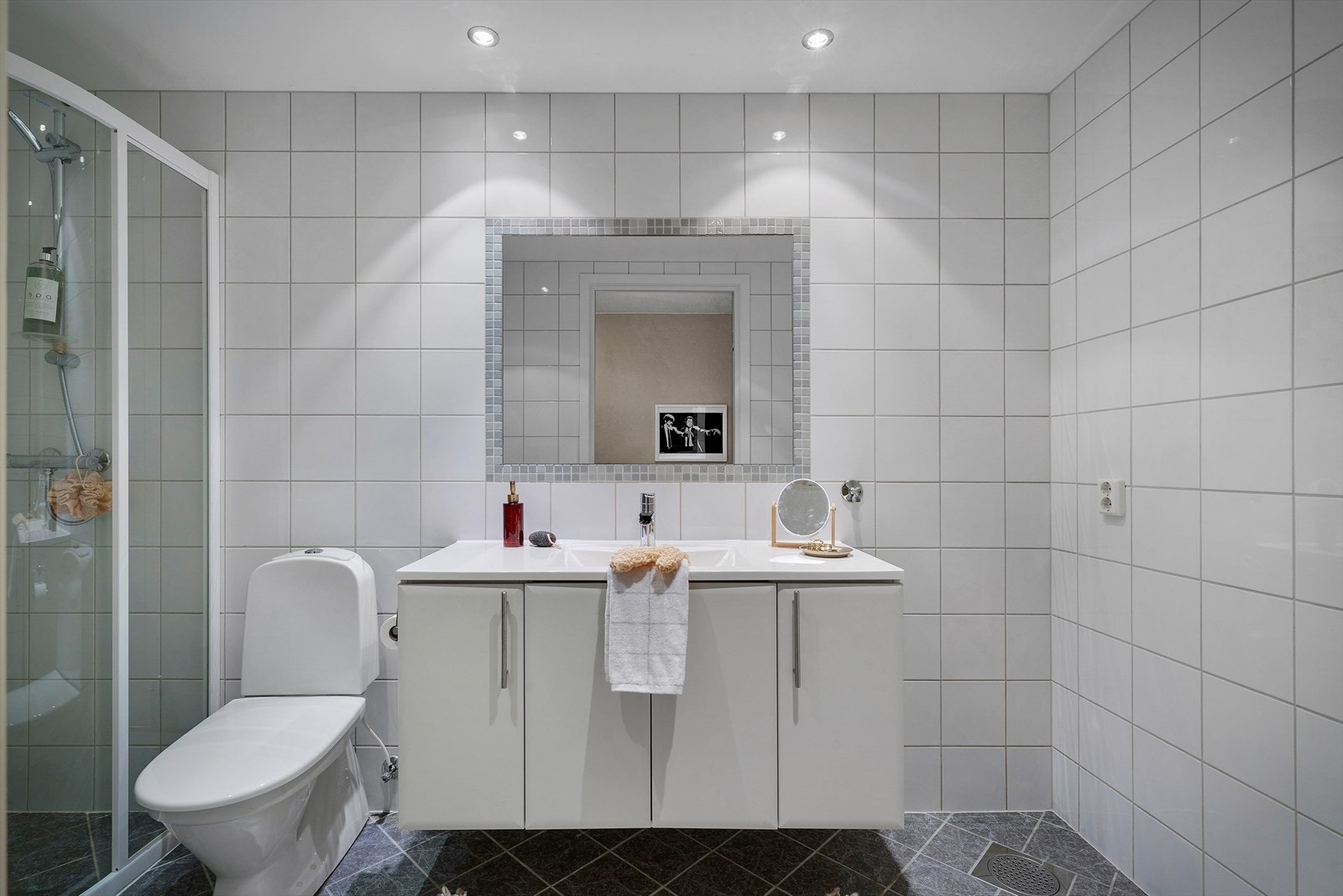 Pent helflisert bad med varmekabler i gulvet Galleribilde