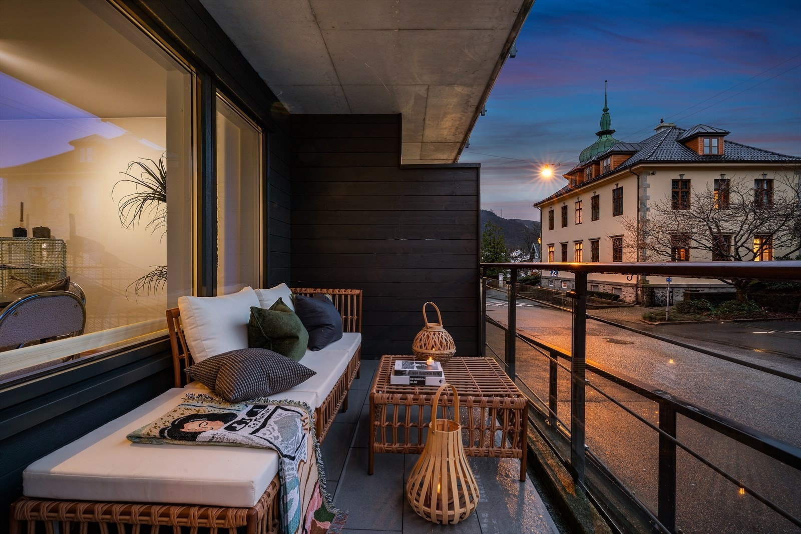 Koselig terrasse med tak over, her kan du nyte fine sommerdager og mørke regndager Galleribilde