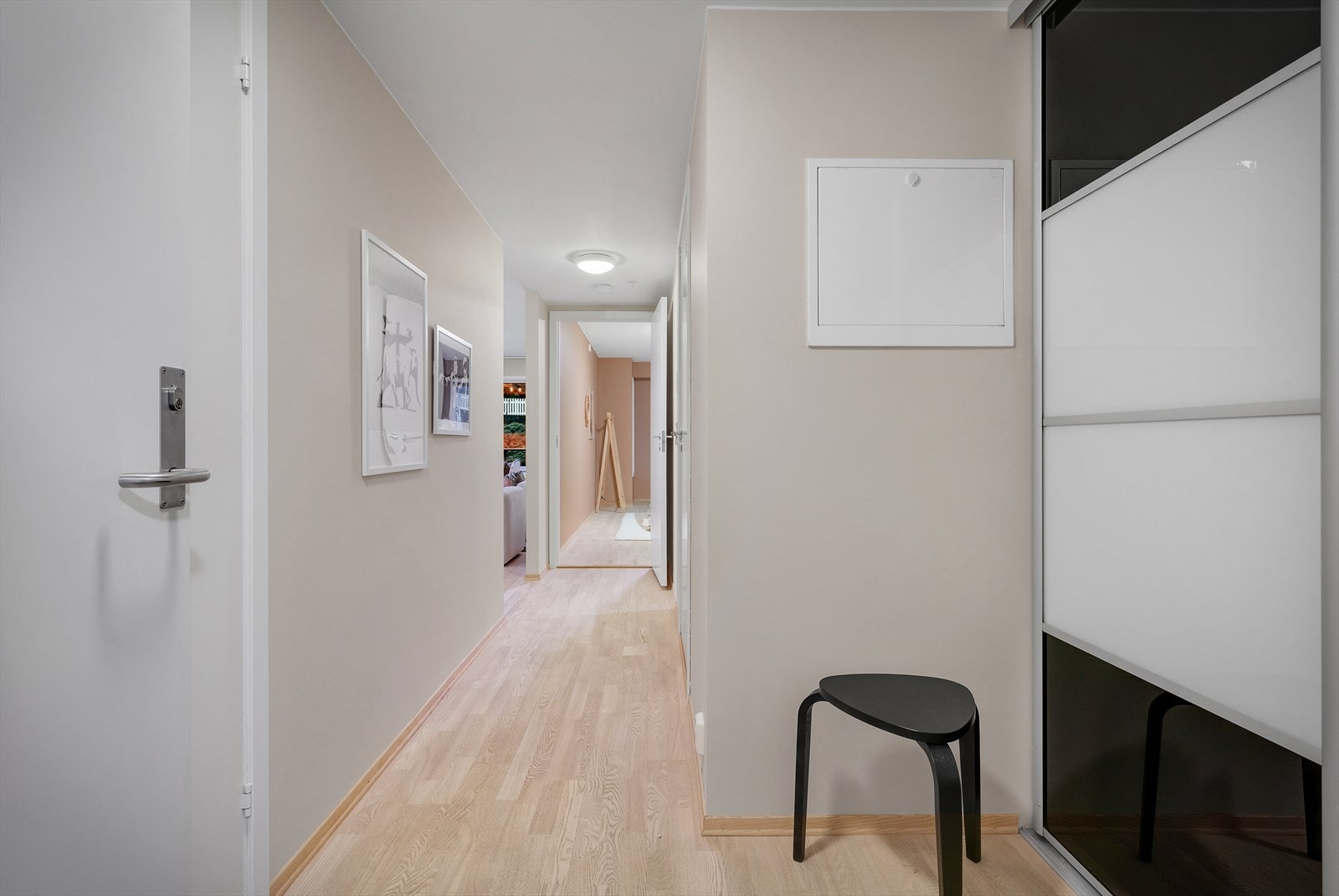 Entre med garderobeskap av skyvbare dører og plass til å henge fra seg yttertøyet Galleribilde