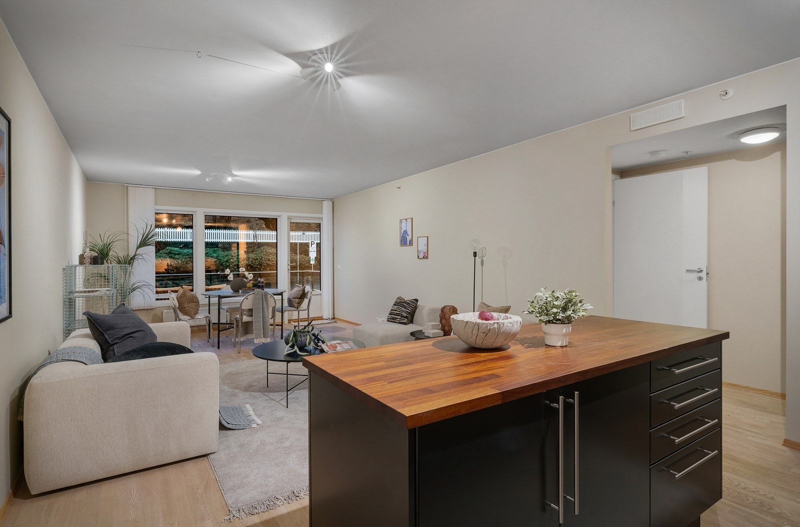 Masse skap plass som gjør det enkelt å holde kjøkkenet rent og ryddig Galleribilde