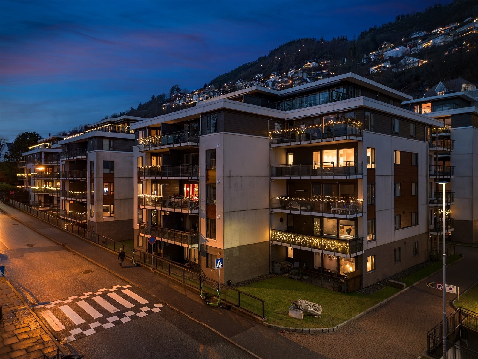 En flott 2-roms leilighet med sentral beliggenhet på Kalfaret, med denne beliggenheten har du kort gangavstand til sentrum og fantastiske turområder! Galleribilde