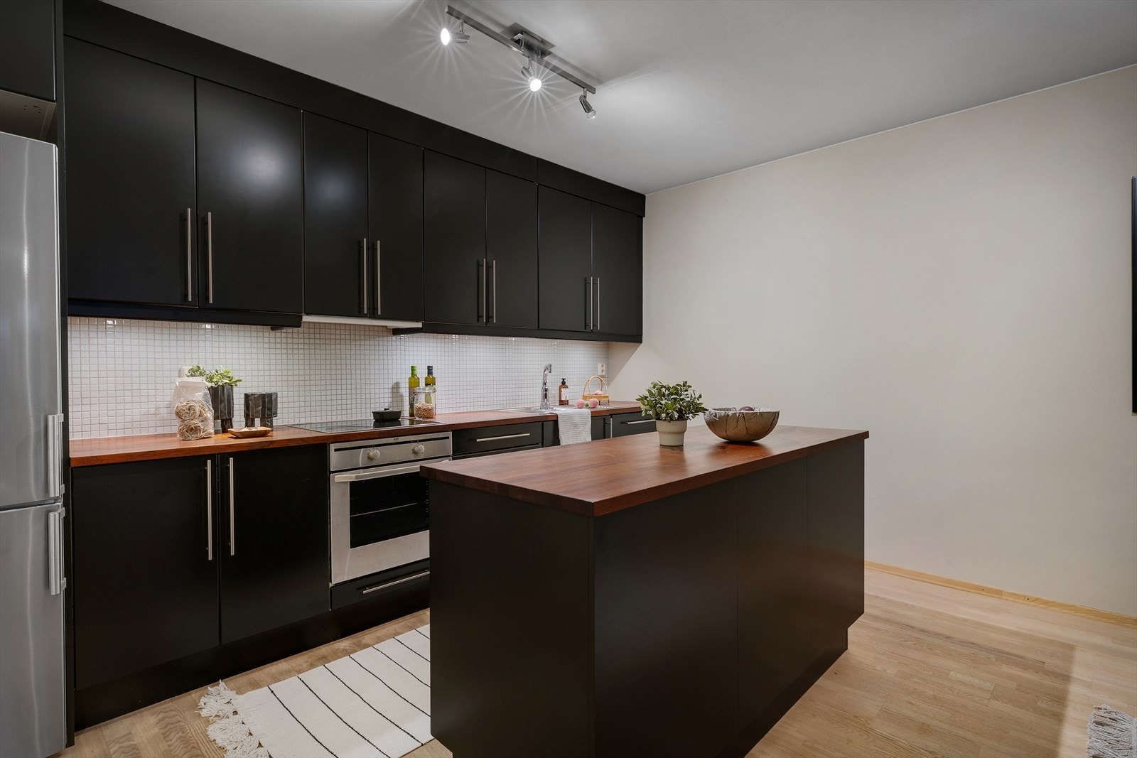 Kjøkkenet er utstyrt med steikeovn, oppvaskmaskin og kjøleskap/frys Galleribilde