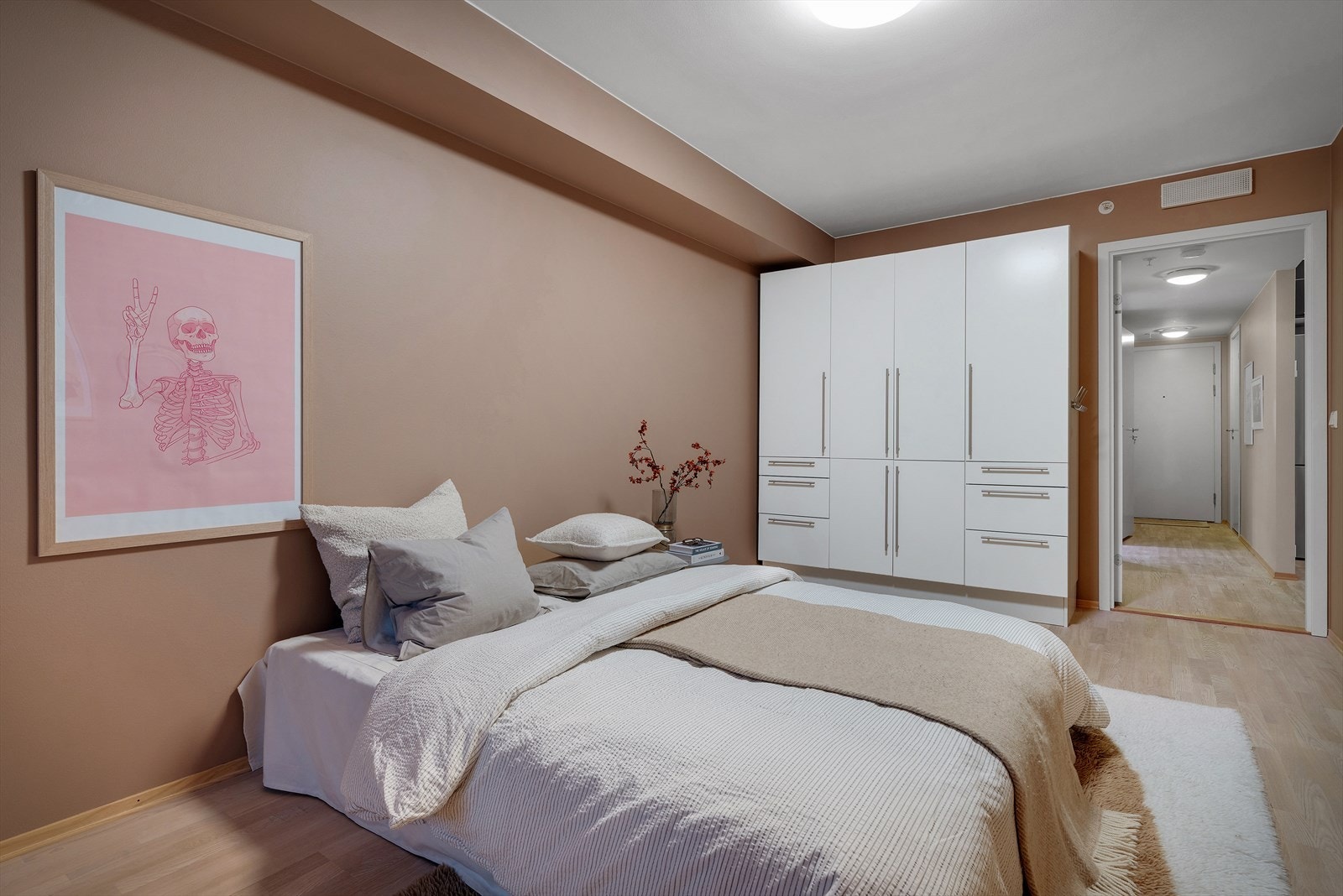 Soverommet er 17,3 m² og har god plass til dobbeltseng og garderobeløsning Galleribilde