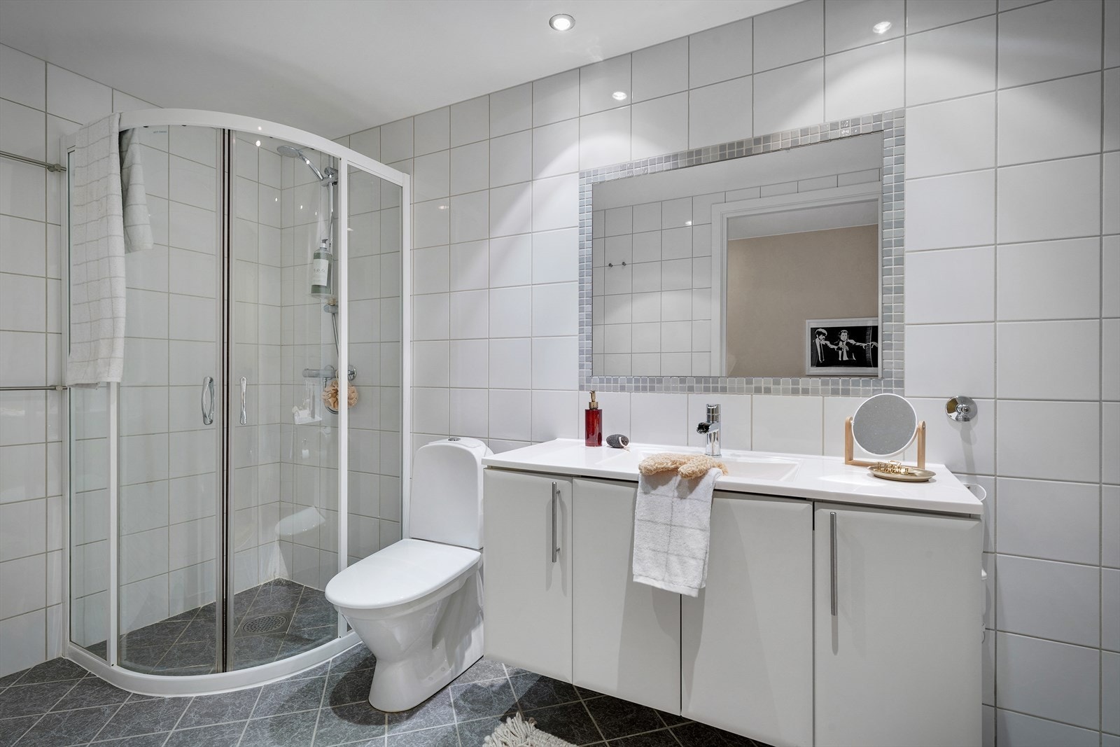 Badet er 5,7 m² Galleribilde