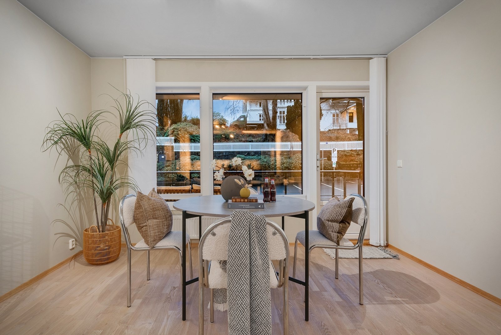 I stuen er det store vindusflater som slipper inn naturlig lys. Her kan du nyte et godt måltid mens du følger med på det som skjer utendørs Galleribilde