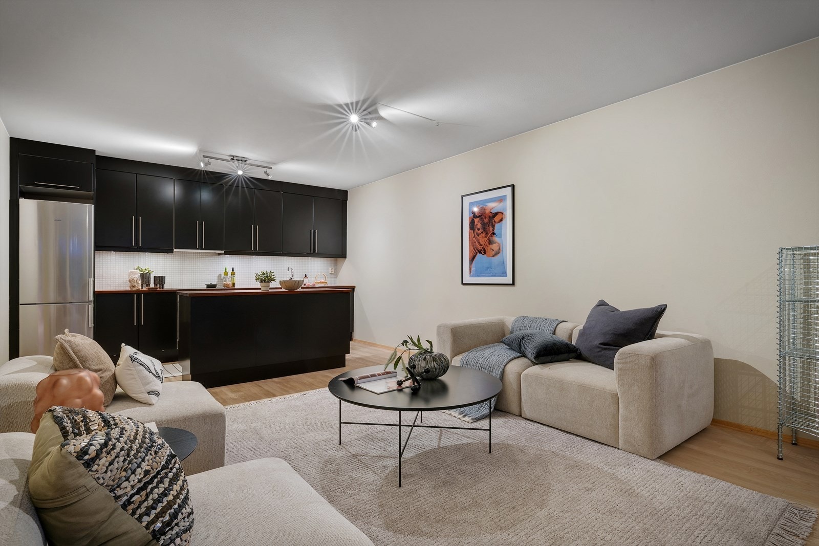 Den åpne stue- og kjøkkenløsningen skaper en naturlig sosial sone. Perfekt sted å samle familie og venner Galleribilde