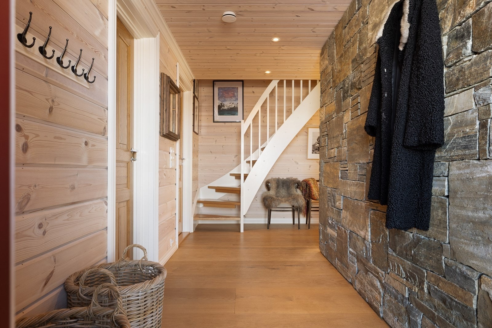 Entre/gang. Gangen skaper et solid førsteinntrykk med lødd stein fra Randøy. Galleribilde