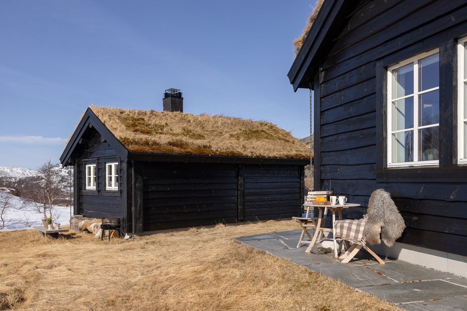 Pent opparbeidet tomt med skiferstein og gress. Flat tomt med flere fine sittesoner Galleribilde