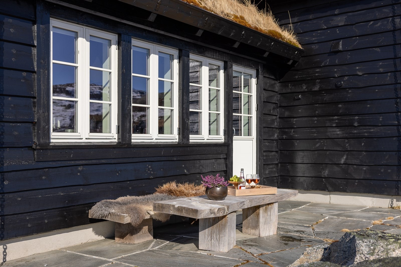 Flat tomt med flere fine sittesoner. Galleribilde