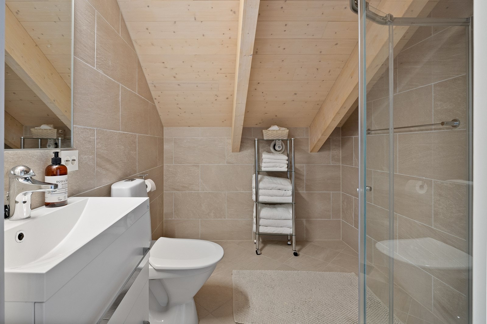 Lekkert helfliset bad med varme i gulv. Toalett, vask i seksjon og dusjkabinett. Galleribilde