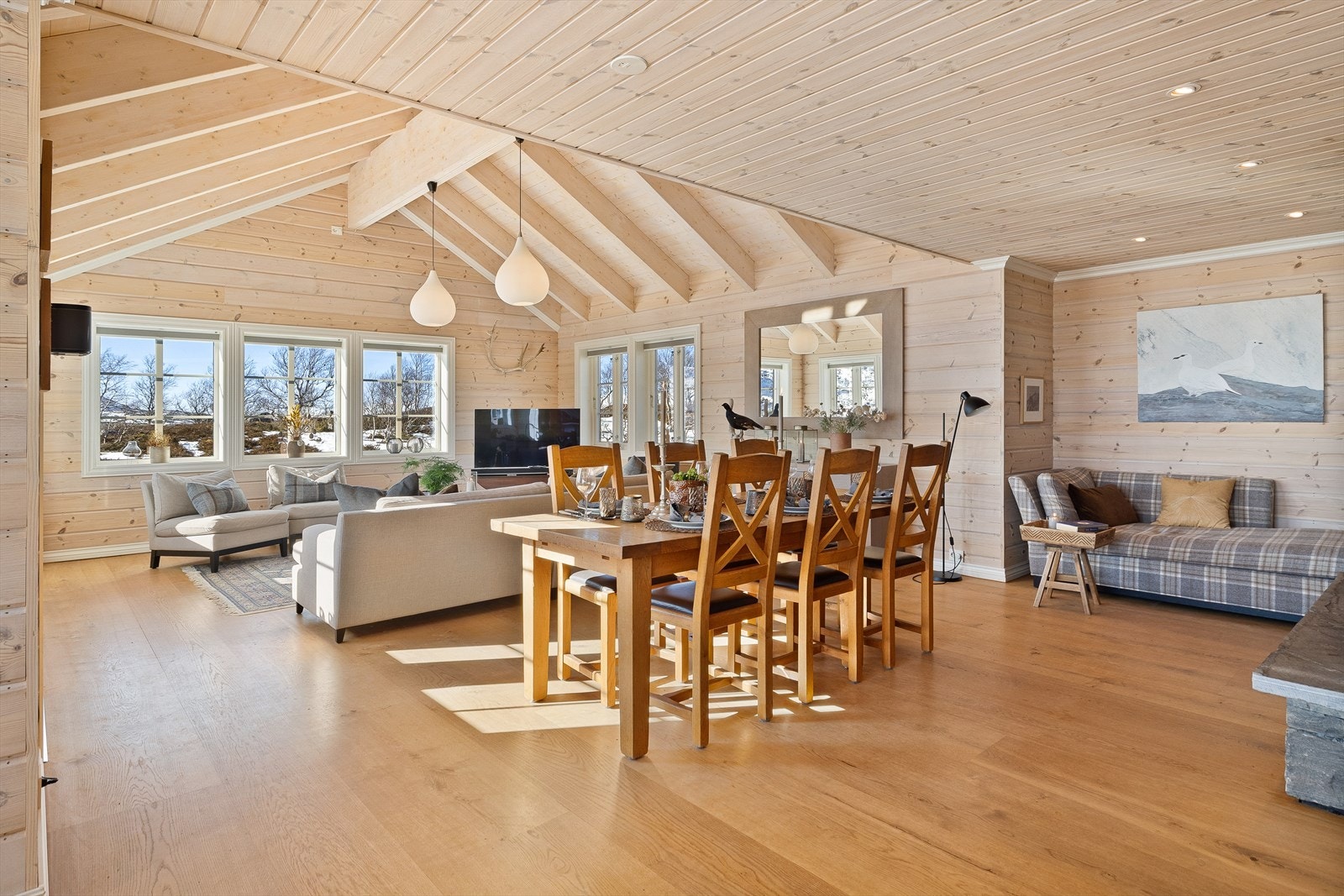 Den åpne løsningen mot kjøkkenet og spiseplassen gjør dette til et ideelt samlingspunkt for familien Galleribilde