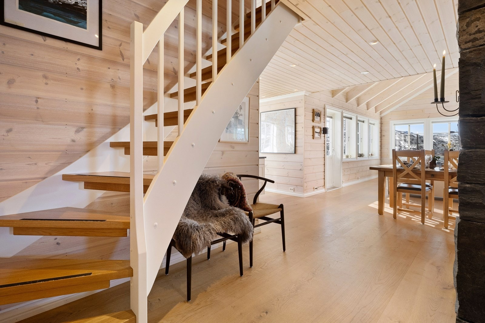 Fra gangen er det trapp opp til 2.etg Galleribilde