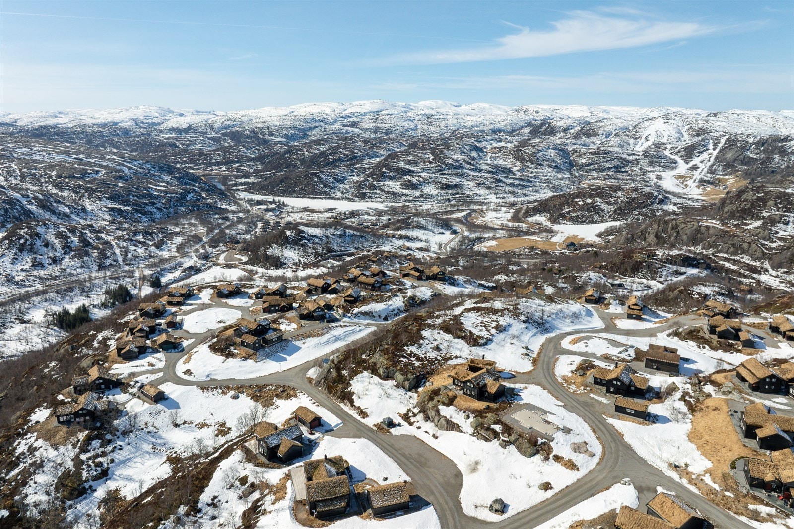 Husefjellveien 98 er fint plassert på feltet med nydelig utsikt over fjellheimen 750 m.o. h. I høyden over Fjellbutikken, ligger du plassert i fri natur med uforstyrret utsikt og sol. Galleribilde