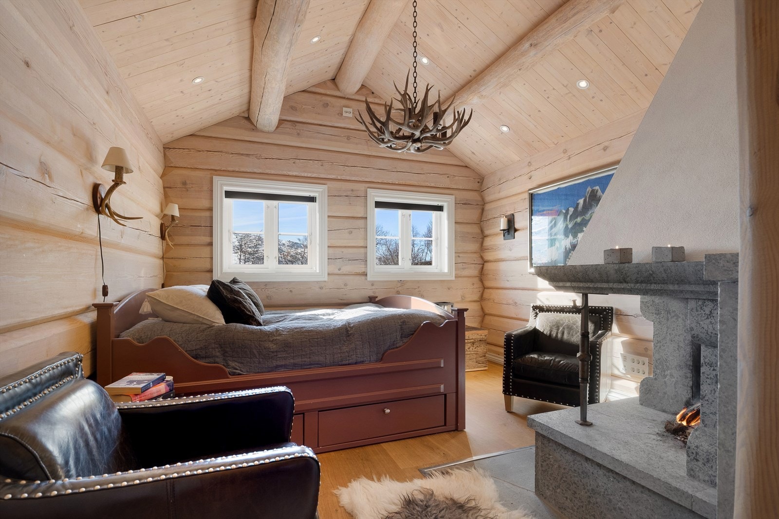 Annekset har skikkelig eventyraktig preg med åpen peis og tømmerlaft. Galleribilde