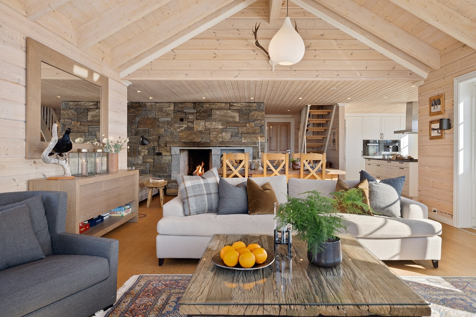 Rommet er utrolig romslig med plass til flere sittegrupper og et langt spisebord - Galleribilde