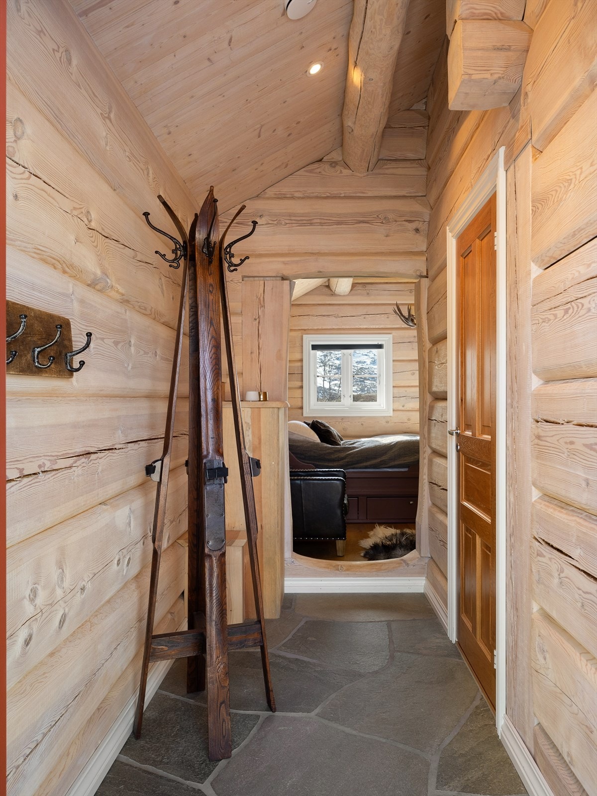 Gang i anneks med skifer og laftet tømmer Galleribilde