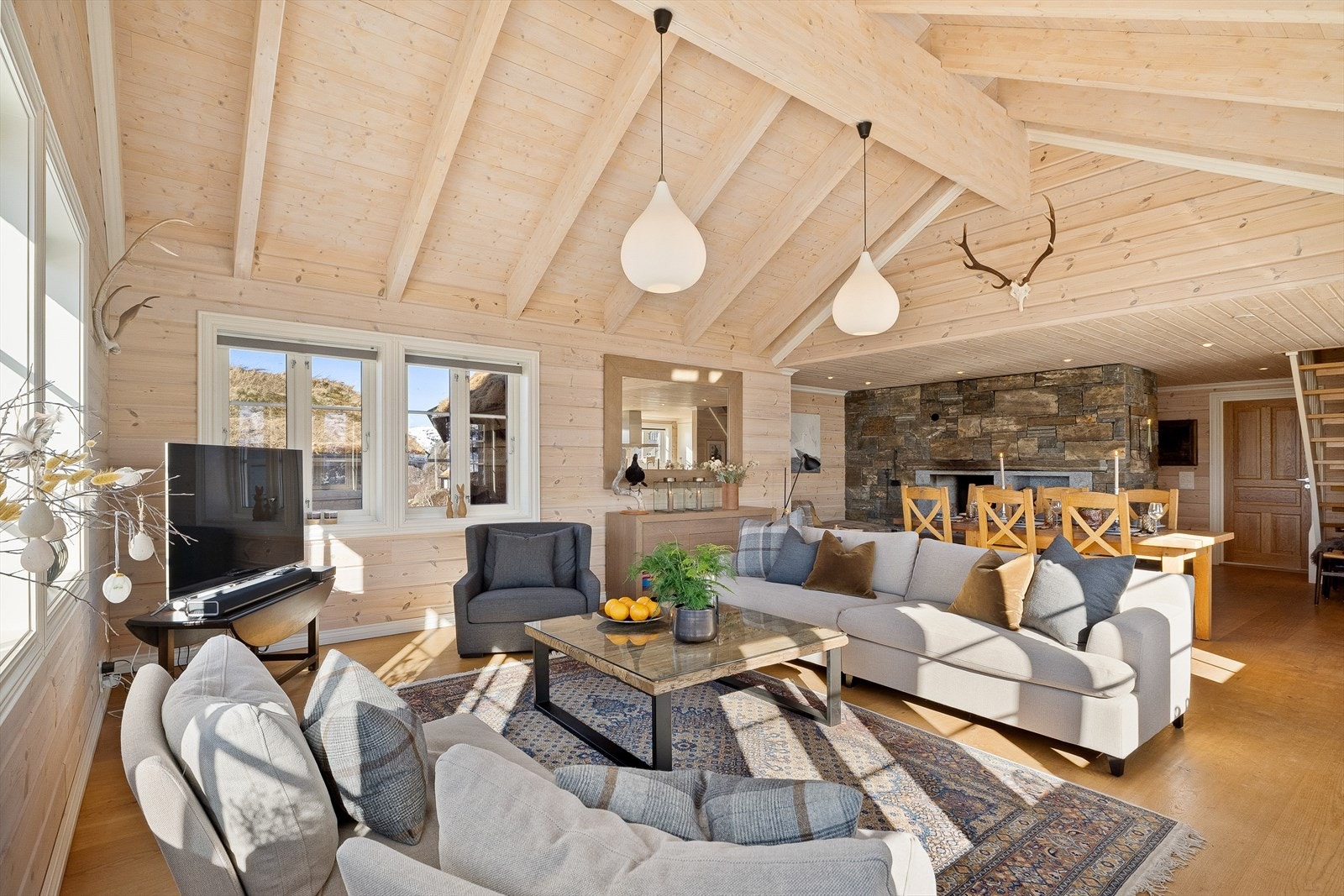 Romlig stue med plass til flere sittergrupper Galleribilde