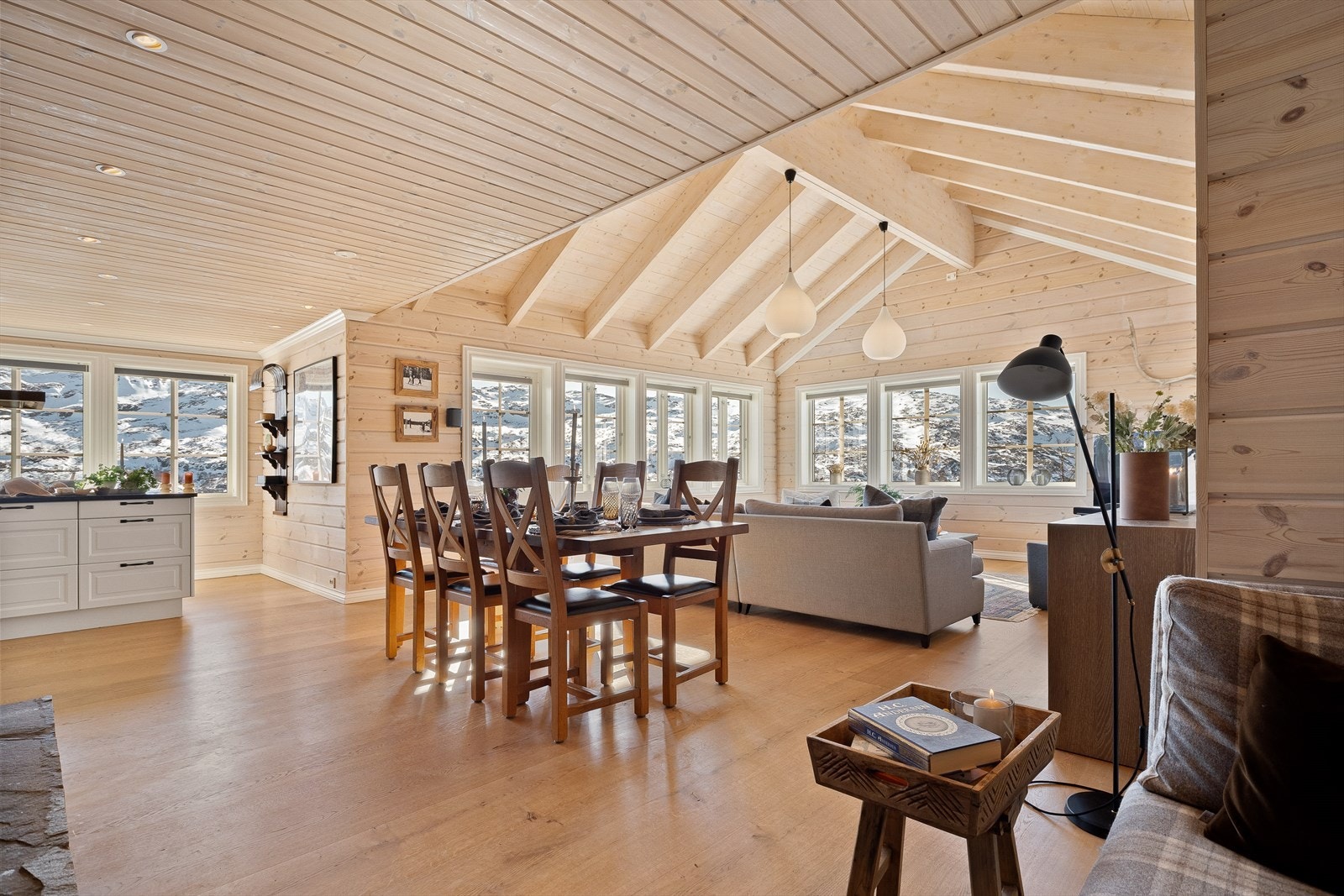 Dinesen eikeplank på gulv og spotter i tak. Hvitlassert østerdalspanel på vegger. Galleribilde