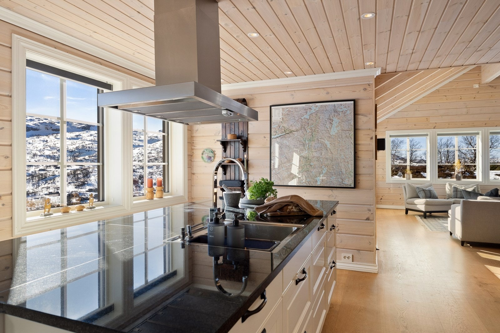 Kjøkkenøy med kokesone og vask. Galleribilde