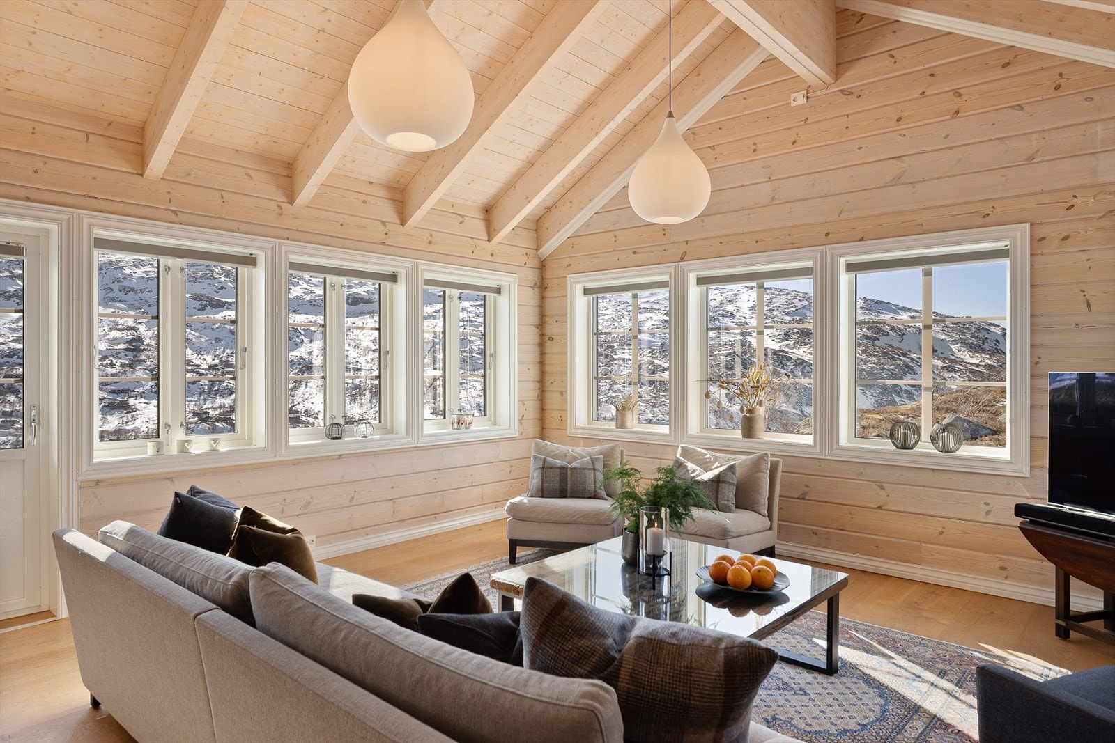 En fantastisk hytte med store vindusflatene mot tre himmelretninger - Majestetisk utsikt! Galleribilde