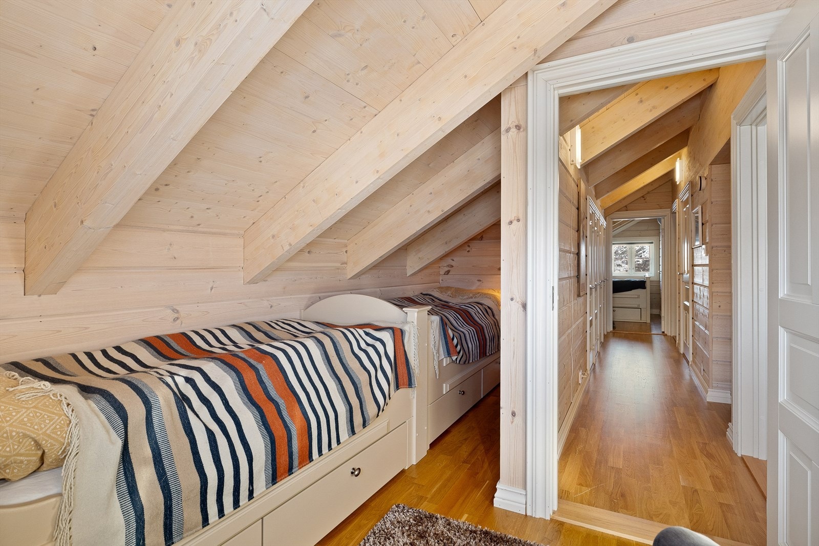 Det er 4 soverom i denne etasjen. 3 stk innredet med dobbeltsenger og ett innredet med to enkeltsenger. Praktisk lagring under alle sengene. Galleribilde